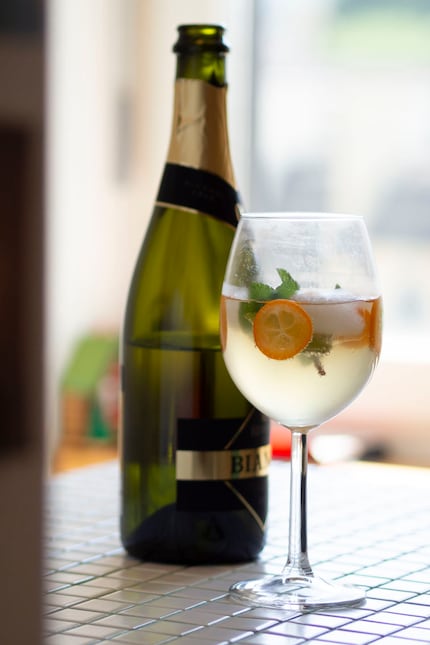 Für den spritzigen Mocktail eignet sich der trockene Rimuss Bianco …