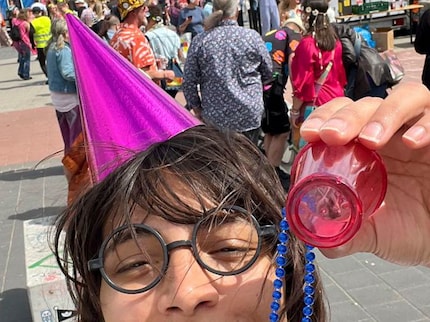 ... wij waren eigenlijk degenen die belachelijk werden gemaakt om onze outfits. 