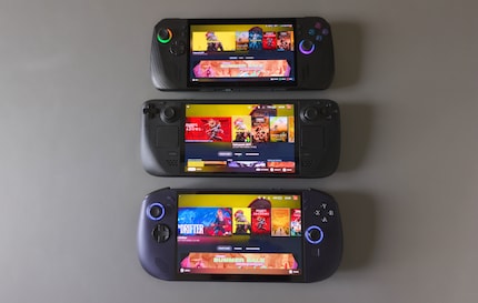 Op de Asus ROG Ally X (boven) heb ik SteamOS handmatig geïnstalleerd via Bazzite. De Legion Go S (onder) is er net als het Steam Deck (midden) vanuit de fabriek mee uitgerust.