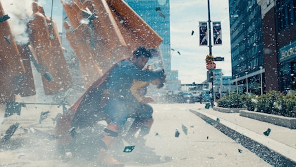 Superman staat beschermend voor een kind - niets schreeuwt meer Superman.