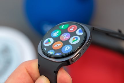 Vous contrôlez la Galaxy Watch8 via l'écran tactile et deux boutons sur le côté droit.