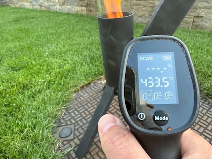 Zelfs als de verbrandingskamer aan de buitenkant erg heet is, is hij zelfs op 20 centimeter afstand nauwelijks merkbaar warm.