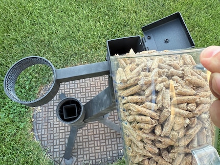 Een lading pellets gaat de trechter in.
