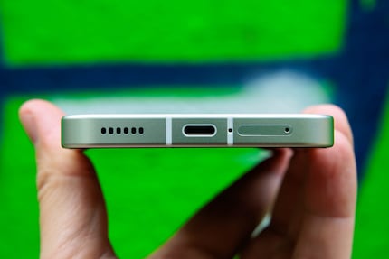 De USB-C poort verwerkt tot 65 watt.