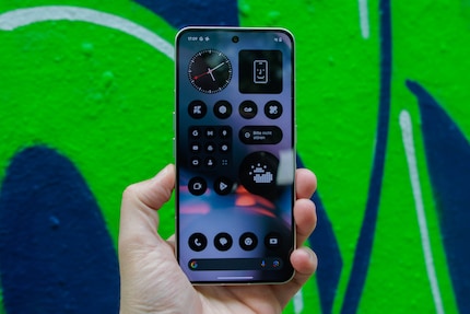Als je het monochrome ontwerp van Nothing niet mooi vindt, kun je in de instellingen het standaard Android ontwerp kiezen.