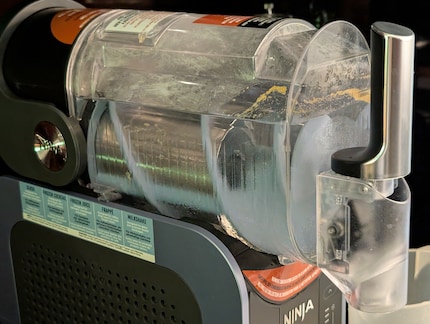 De machine wordt tijdelijk gereinigd met water en de spoelstand.