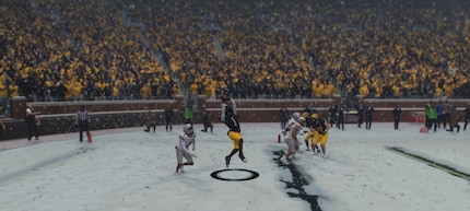 Mon large receveur Anthony Simpson attrape le touchdown décisif à la dernière seconde dans le chaos de la neige.