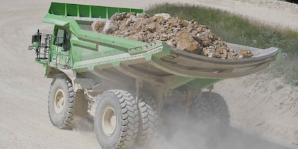 Als de e-dumper volledig is opgeladen, verliest hij geen elektriciteit - integendeel! 