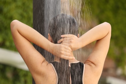 Ik heb het altijd makkelijk gevonden om in de zomer een koude douche te nemen aan het meer, in het buitenzwembad of aan zee. Het helpt me om me deze situaties voor te stellen voordat ik 's ochtends een ijsdouche neem.