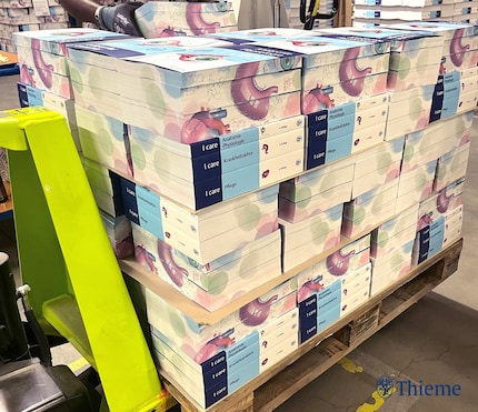 Des palettes de livres spécialisés tout juste sortis de l'impression coupe couleur.