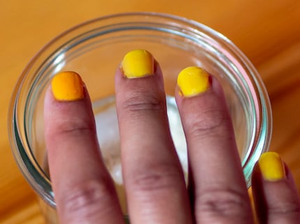 Der Nagellack verändert mit dem gleichen Prinzip die Farbe von Gelb zu Orange. 