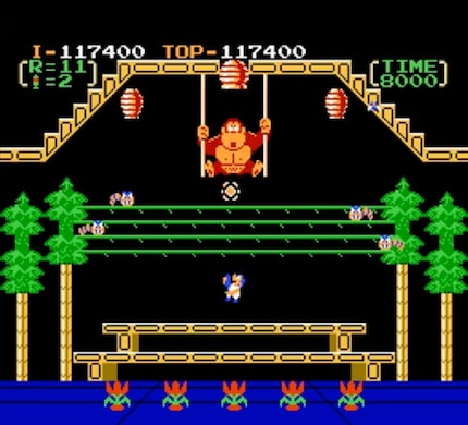In «Donkey Kong 3» neemt Mario zijn toevlucht tot vuurwapens.