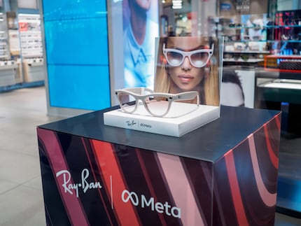 Ray-Ban brillen met meta-technologie in een winkelcentrum in Italië. Mensen die zo'n bril dragen, leveren voortdurend nieuwe gegevens.