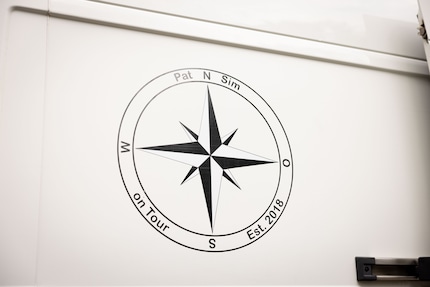 De windroos symboliseert de eerste reizen van PatnSim naar het zuiden en noorden van Europa.