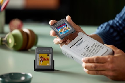 The set contains two game modules. Here «Super Mario Land» is inserted into the Lego device.