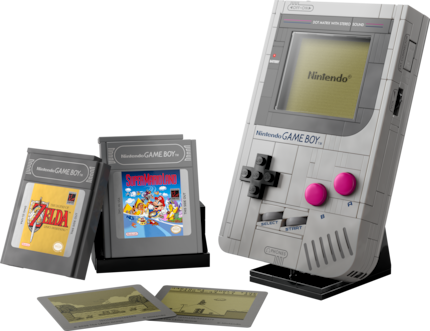 Complete view of the set with Game Boy, modules and interchangeable image elements for the screen.