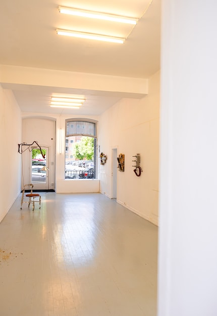 Bittosi's installatie in de galerie van Etage Projects.