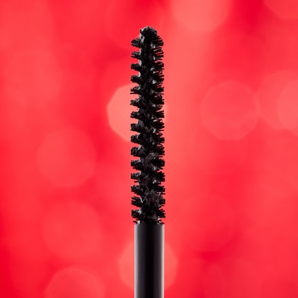 Ideal for the short lashes on the lower lid: the narrow, wired brush of the new Long & Curl Mascara.