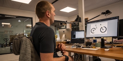 Die Biketechnologie entwickelt sich weiter, Semjon Borzutzki passt die Dirtlej-Protektoren entsprechend an.