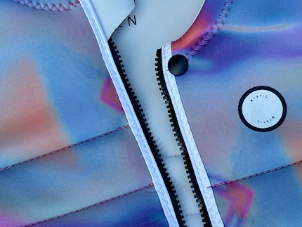 Intressante kleuren en de mogelijkheid om de gekleurde of witte kant aan de buitenkant te dragen zijn enkele pluspunten van dit gilet.