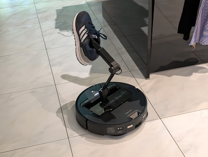 De robot kan schoenen goed oppakken en vervoeren.