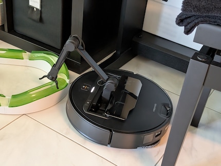 De robot probeert tevergeefs de ballenbaan te pakken, wat veel tijd kost.