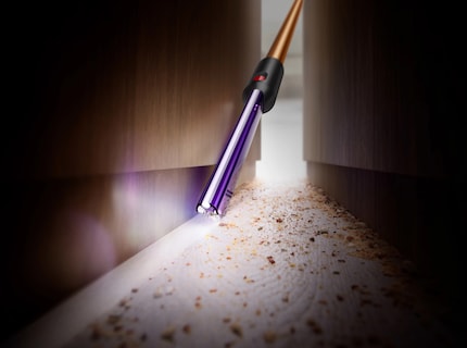 De nombreux accessoires sont disponibles pour le nouveau Dyson, notamment pour nettoyer les interstices.
