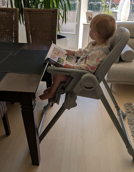 Als er niets te eten is, gaat het dienblad weg. Het kind zit lekker, kan alleen niet zelfstandig opstaan