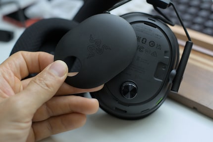 Ik personaliseer de headset met de verwijderbare zijpanelen.