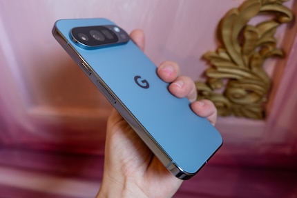 De Pixel 10 Pro in stijlvol Moonstone.