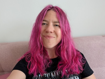 De 42 MP selfiecamera in portretmodus. Ik vind hem mooi. Alleen de kunstmatige vervaging werkt niet perfect met het haar.