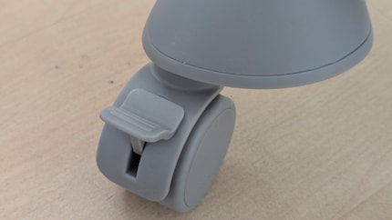 Dankzij de parkeerremmen blijft de stoel op zijn plaats staan. Naar mijn mening zouden ze echter strakker kunnen.