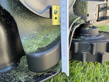 Dieser Abstand definiert, wie viel Gras an erhöhten Rändern stehen bleibt.