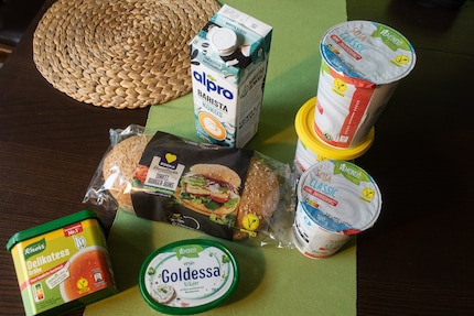 Verschillende plantaardige producten, verschillende etiketten.