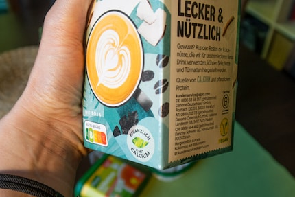 Alpro maakt op de voorkant reclame voor «Barista Kokos» met de woorden «Pflanzlich & mit Calcium». Het gele V-label staat op de zijkant van de verpakking.