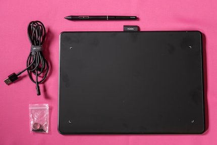 Huion levert de pen, reservetips en kabel bij het apparaat.