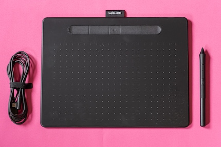 De minimale inhoud van de verpakking: tablet, stylus en kabel. Er zitten echter ook vervangende tips verstopt in de stylus.