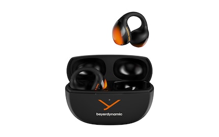 Clipping onto the ear to prevent pressure in the ear: Amiron Zero.
