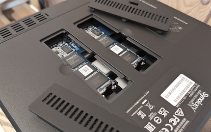 Twee peperdure Synology SSD's in RAID 1 - ingesteld als volume zodat apps als Plex rustig kunnen draaien.