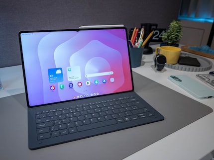 La Galaxy Tab S11 Ultra avec un Book Cover Keyboard.