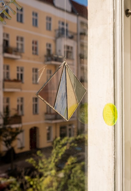 Een stuk handgemaakt glas-in-lood ziet eruit als een zwevend kunstwerk dat de kamer tot leven brengt.