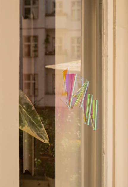 Een lichtvanger weerkaatst de zon en tovert kleurrijke regenboogeffecten tevoorschijn.