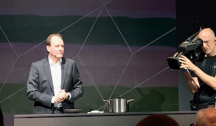 Miele-directeur Markus Miele laat het een en ander koken op het podium.