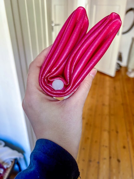 De bal past opgevouwen in mijn hand. Met twee keer krachtig ademhalen is hij weer opgeblazen.