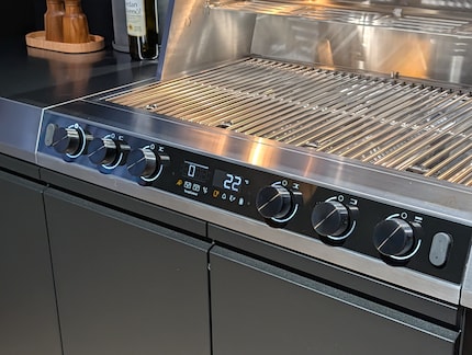 The grill automatically heats up to the desired temperature in four zones.