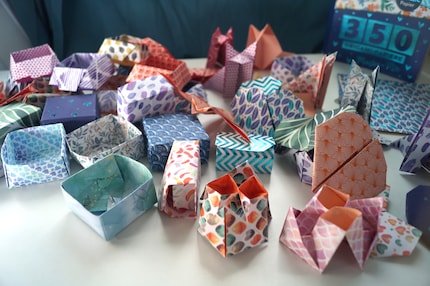 In een mum van tijd vouwden mijn zoon en ik een hele berg origami en gingen er echt voor zitten.