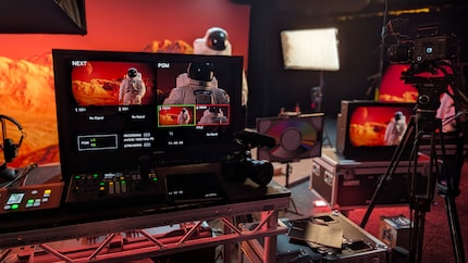 Een typische Hollywood-set: van de camera naar de referentiemonitor naar de tv in de woonkamer.