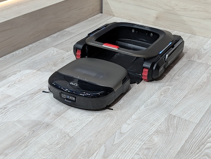 Le robot aspirateur Eufy se place dans le Marswalker pour le transport.