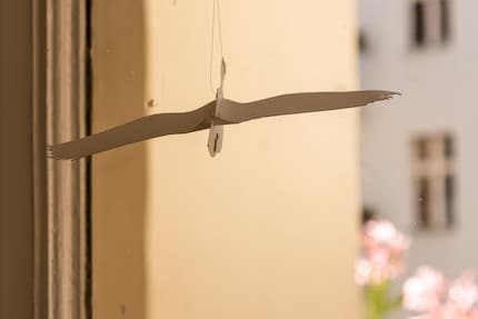De DIY hangers bewegen zachtjes in de wind en doen denken aan een rustgevende mobiel.