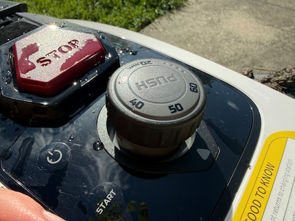 Per Drehrad kann ich einstellen, wie hoch die Grashalme bleiben sollen. Empfohlen werden übrigens 40 bis 50 Millimeter – tiefer nur, wenn du Platzwart im Golfclub bist.